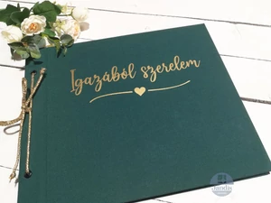 Sötétzöld fotóalbum arany „Igazából szerelem” felirattal és arany zsinórral