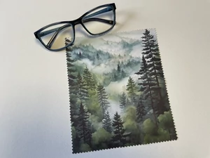 Erdős szemüvegtörlő mikroszálas kendő 18x15 cm, fenyőerdő mintával