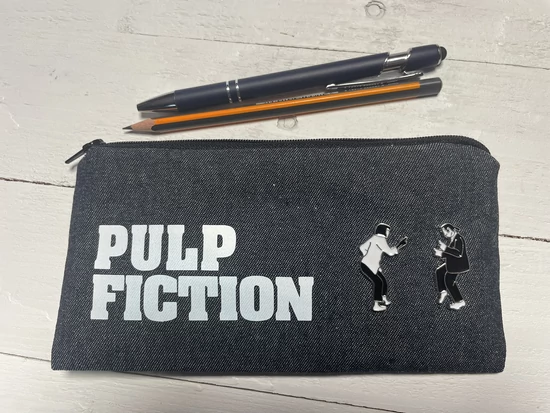 Pulp Fiction farmer tolltartó kivehető kitűzőkkel