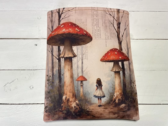Alice & a Hernyó könyvtok – 21×25 cm