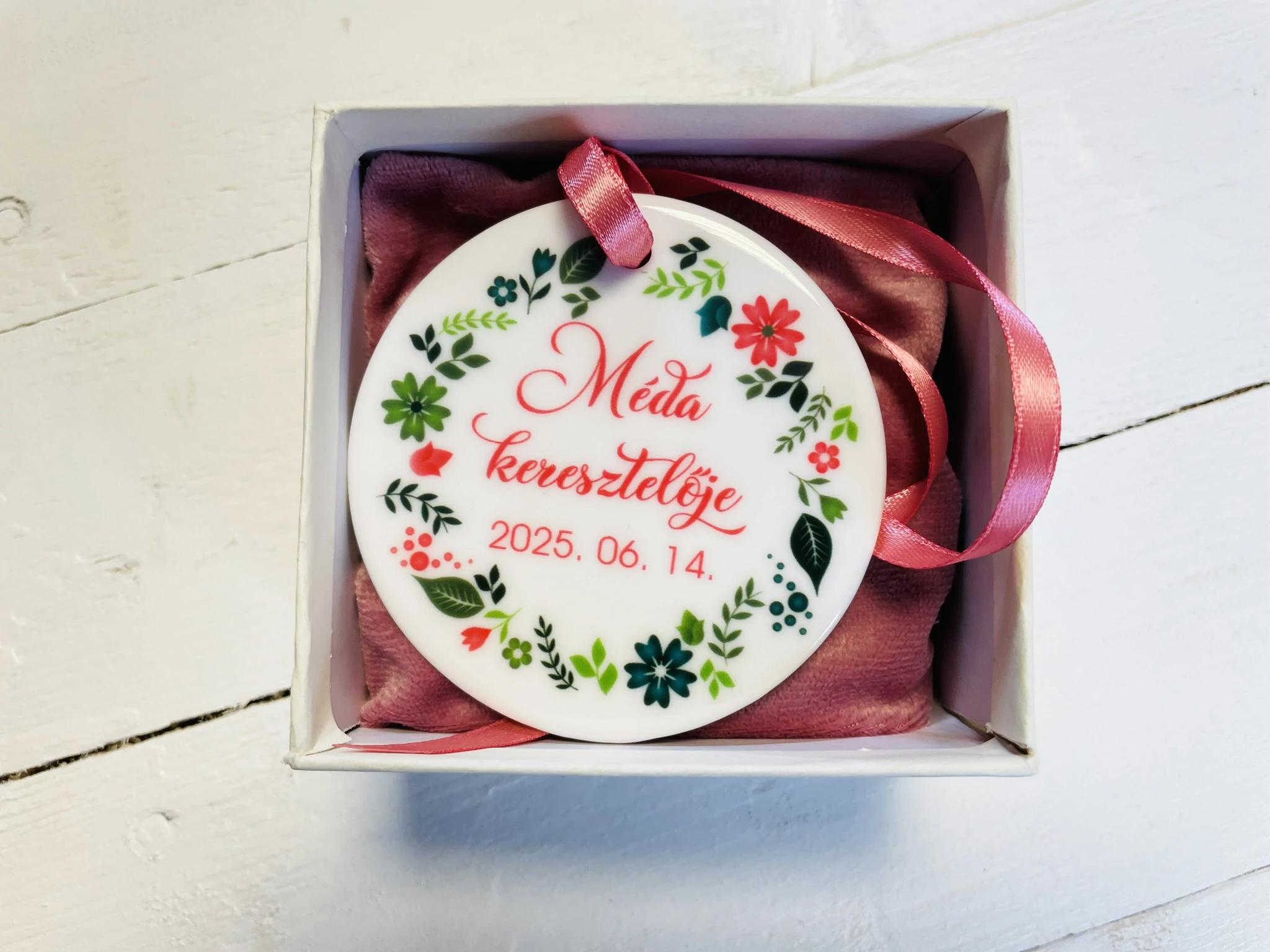 Kerámia emlékmedál keresztelőre – díszdobozban